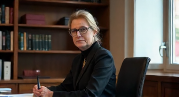 Ein Blick auf die Rolle von Sabine Poschmann (2/10)